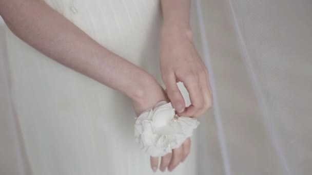 Braut Legt Armband Zur Hand — Stockvideo