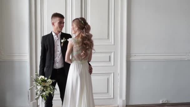 Молодая Красивая Невеста Жених Позируют Студии — стоковое видео