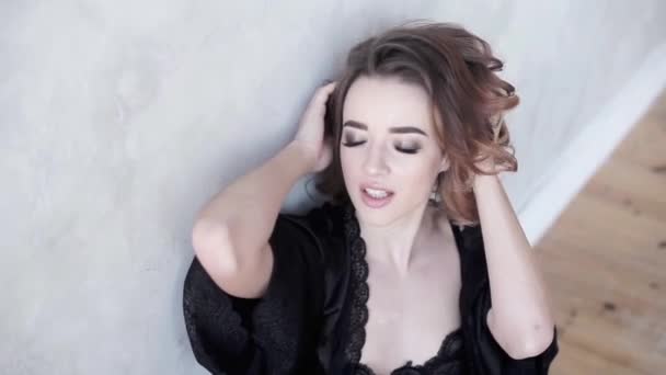 黒のランジェリーで若い美しいモデル — ストック動画
