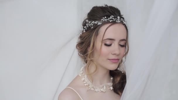 美しい花嫁のウェディング ドレスでスタジオでポーズをとる — ストック動画