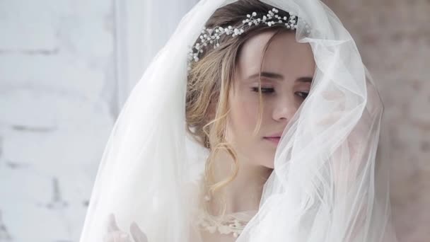 Όμορφη Νεαρή Γυναίκα Νύφη Φοράει Πέπλο Ποζάρει Στο Studio — Αρχείο Βίντεο