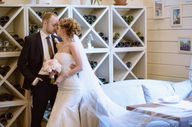 Evlilik çift kapalı birbirlerine sarılıyor