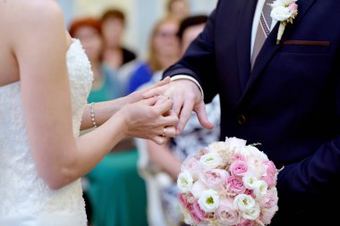 Güzellik gelin ve yakışıklı damat giyiyor birbirlerine yüzük