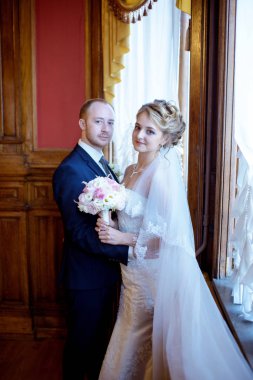 Evlilik çift kapalı birbirlerine sarılıyor