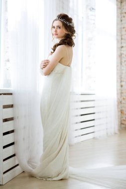 Moda beyaz gelinlik makyaj ile esmer gelin