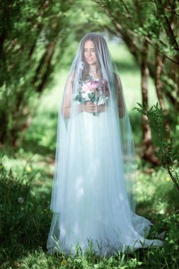 Moda beyaz gelinlik makyaj ile esmer gelin