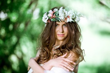 Moda beyaz gelinlik makyaj ile esmer gelin