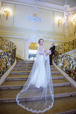 Evlilik çift kapalı birbirlerine sarılıyor