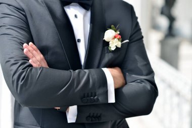Yakışıklı damat doğada takım elbiseli. Erkek portre parkta. Renkli düğün giysileri güzel model çocuk. Adam kılığında. Yakışıklı adam açık havada