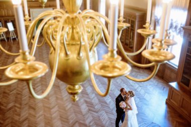 Evlilik çift kapalı birbirlerine sarılıyor