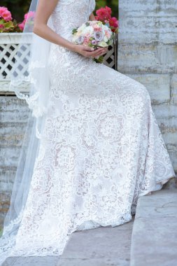 Güzel gelin düğün renkli buket tutuyor