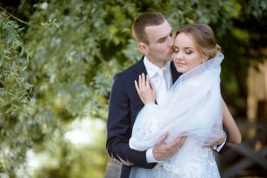 Evlilik çift niteliğine birbirlerine sarılıyor