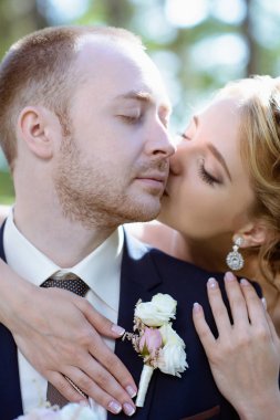 Evlilik çift niteliğine birbirlerine sarılıyor