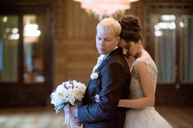 Evlilik çift kapalı birbirlerine sarılıyor