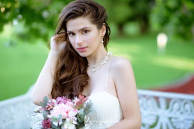 Moda beyaz gelinlik makyaj ile esmer gelin