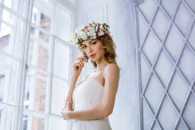 Moda beyaz gelinlik makyaj ile esmer gelin