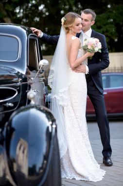 Çift düğün birbirlerine sarılıyor bir araba