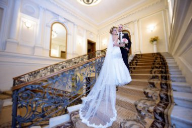 Evlilik çift kapalı birbirlerine sarılıyor