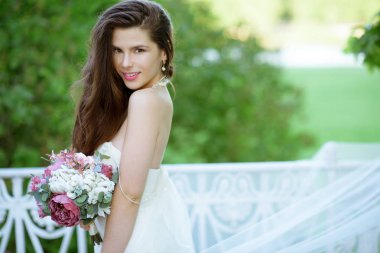 Moda beyaz gelinlik makyaj ile esmer gelin