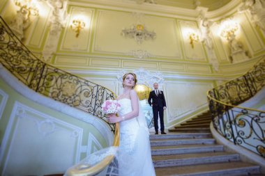 Evlilik çift kapalı birbirlerine sarılıyor