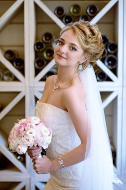 Güzellik gelin buketi ve dantel örtü kapalı ile gelin elbise