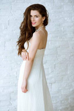 Moda beyaz gelinlik makyaj ile esmer gelin