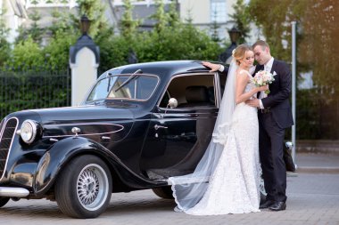 Çift düğün birbirlerine sarılıyor bir araba