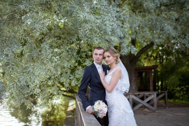 Evlilik çift niteliğine birbirlerine sarılıyor