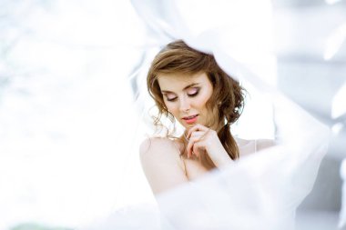 Moda beyaz gelinlik makyaj ile sarı gelin