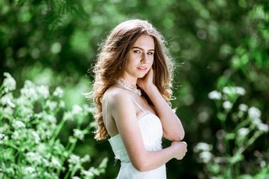 Moda beyaz gelinlik makyaj ile esmer gelin