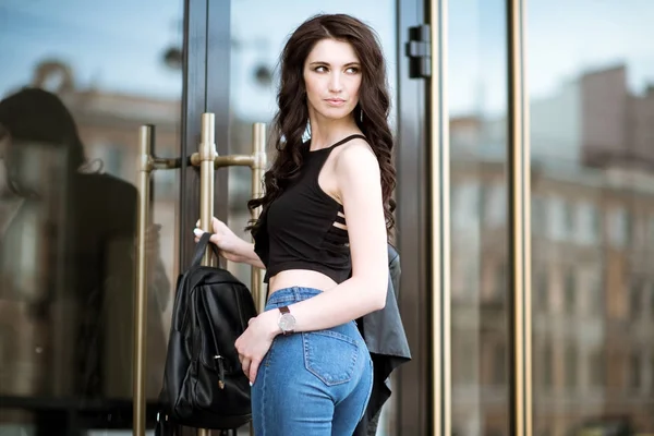 El retrato a la moda de la señora con el cabello largo en la ciudad —  Fotos de Stock