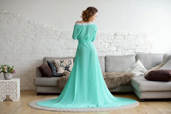 Vacker sexig dam i eleganta gröna robe — Stockfoto