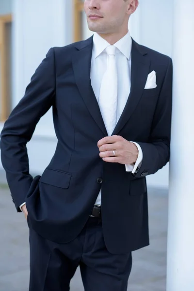 Handsome groom in suit in the nature — Stock Photo, Image