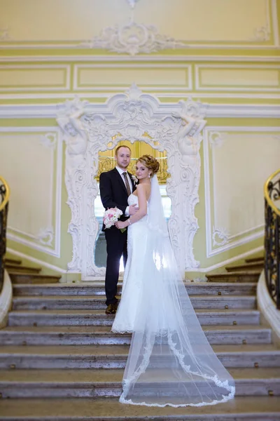 Casamento casal dentro de casa está abraçando uns aos outros — Fotografia de Stock