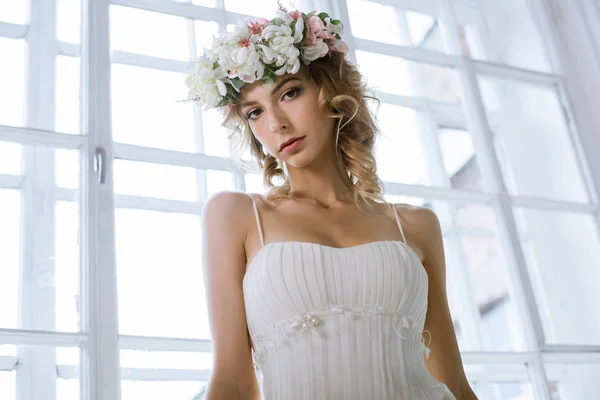 Brunetki Panna Młoda w sukni ślubnej mody biały z makijażem — Zdjęcie stockowe