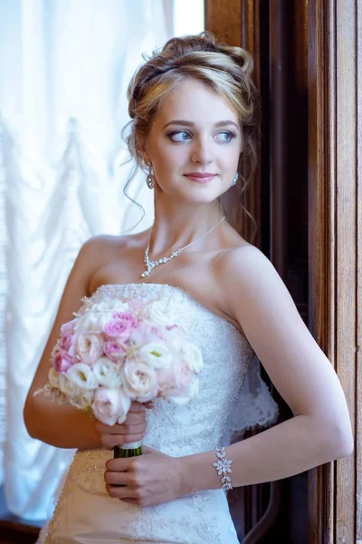 Güzellik gelin buketi ve dantel örtü kapalı ile gelin elbise