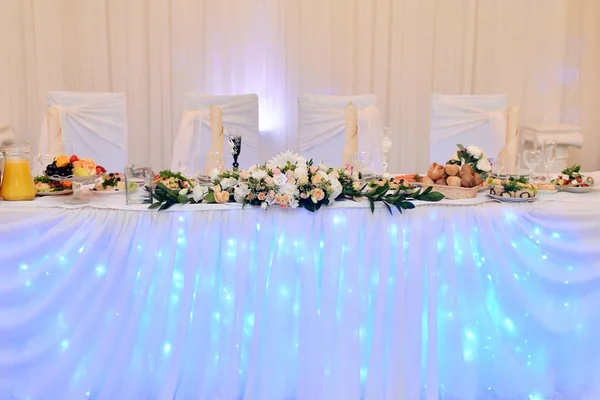 結婚のための美しい結婚式レストラン 新郎新婦の白のインテリア お祝いのためのカラフルな装飾 美容ブライダル インテリア 花ホール — ストック写真