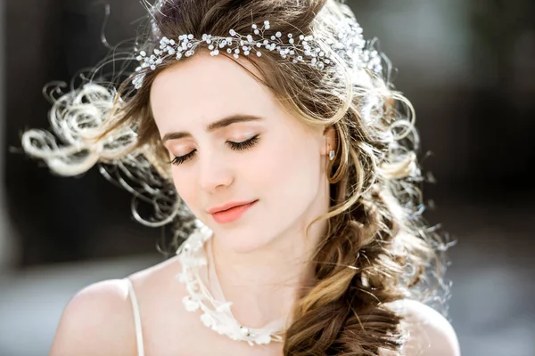 Крупним планом брюнетка наречена з модою весілля зачіска і макіяж — стокове фото