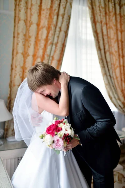 Knappe bruidegom is eerst de schoonheid bruid zien in de ochtend — Stockfoto