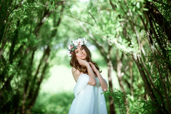 Brunette bride in fashion white wedding dress with makeup — Stock Photo, Image