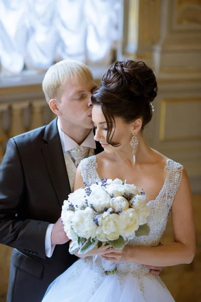 Bruidspaar binnenshuis is knuffelen elkaar — Stockfoto