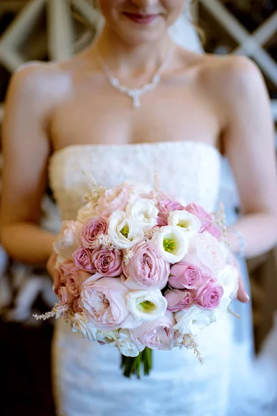 Vackra brud håller ett bröllop färgglad bukett — Stockfoto