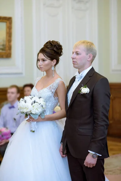 Skönhet brudparet stilig registrerar äktenskapet — Stockfoto