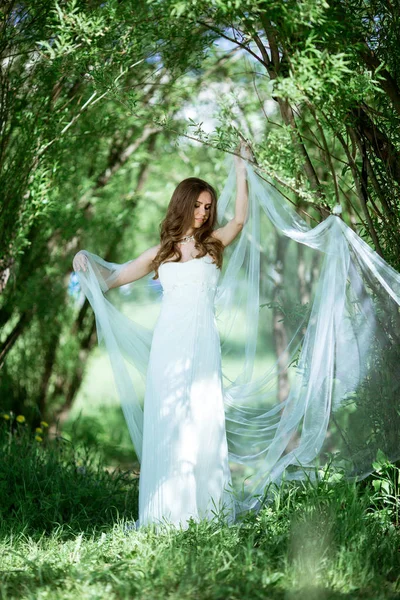 Brunette noiva na moda vestido de noiva branco com maquiagem — Fotografia de Stock