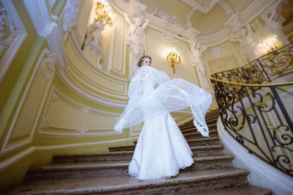 Schönheit Braut im Brautkleid mit Spitzenschleier drinnen — Stockfoto