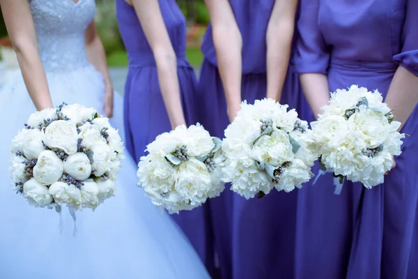 美しいブライドと自然の中でブーケとブライダル ドレスの花嫁 — ストック写真