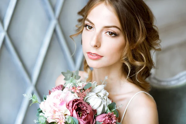 Vértes barna menyasszony divat esküvői frizura és smink — Stock Fotó