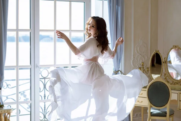 优雅的白色长袍的性感美女 — 图库照片