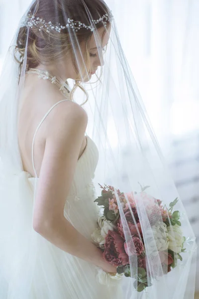 Brunette bruid in mode witte trouwjurk met make-up — Stockfoto