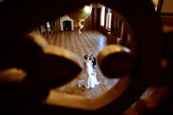 Hochzeitspaar umarmt sich drinnen — Stockfoto